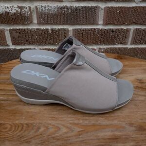 DKNY Women Brown Taupe Wedge Sandals SZ 8 
Slip Ons Shoes Like new
